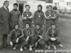 3900.Druzyna siatkarzy Liceum Ogolnoksztalcacego w Gostyniu z trenerem Zbigniewem Kazmierskim - I miejsce w III Leszczynskiej Olimpiadzie Mlodziezy (1979 r.)