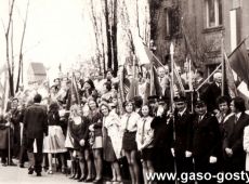 3904.Trybuna pierwszoamjowa przed siedziba komietetu PZPR w Gostyniu (dawniej ul.Swierczewskiego)