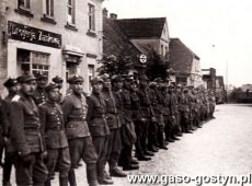 3908. Batalion aprowizacyjny majatku wojskowego w Kosowie przed Drogeria Zamkowa w Gostyniu (lato 1945 roku)