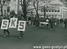 3908.Uczniowie Szkoly Podstawowej nr 3 w Gostyniu w pochodzie 1-majowym (1980 r.)