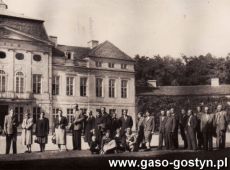 3909.Gostynianie na wycieczce w Rogalinie (okres PRL-u)