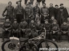 391.Zuzlowcy Kolejarza Rawicz, drugi od prawej strony siedzi Henryk Ignasiak z Gostynia