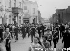 3920.Rynek w Gostyniu - uczniowie Szkoly Podstawowej nr 1 w pochodzie 1-majowym (1980 r.).JPG