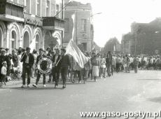 3928.Rynek w Gostyniu - uczniowie Zasadniczej Szkoly Zawodowej w pochodzie 1-majowym (1988 r.)