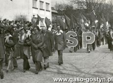 3929.Nauczyciele Liceum Ogolnoksztalcacego w Gostyniu w pochodzie 1-majowym (1979 r.)
