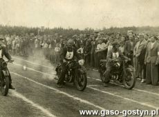 394.Wyscig motocyklowy na boisku przy Hucie Szkla w Gostyniu