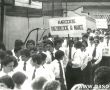 3960.Uczniowie Zasadniczej Szkoly Zawodowej w Gostyniu na boisku szkolnym przed wymarszem na pochod 1-majowy (1980 r.)