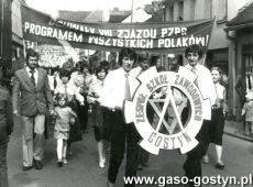 3961.Zasadnicza Szkola Zawodowa w Gostyniu - przemarsz na mmiejsce zbiorki pochodu 1-majowego (1980 r.)