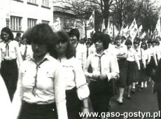 3962.Uczennice Zasadniczej szkoly Zawodowej w Gostyniu w pochodzie 1-majowym (1980 r.)