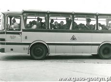 3984.Mlodziez z Marisfeld (NRD) autobusem Rejonu Drog Publicznych w Gostyniu jezdzila na wycieczki do Kornika, Leszna i Cichowa (1985 r.)