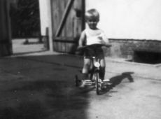 3989.Na rowerku (Gostyn, ul. Podlesna 2, 1974 r