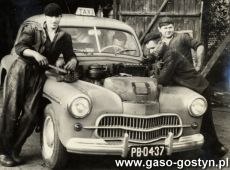 399.Zaklad naprawy samochodow Stanislawa Lisieckiego (pierwszy z prawej naprawia silnik jego nastepca Julian Lisiecki) - lata 60. XX wieku