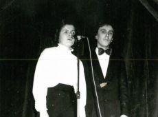 3994.SZKOLA-MIASTU, koncert slowno-muzyczny dla mieszkancow Gostynia w wykonaniu uczniow Liceum Ogolnoksztalcacego (15 stycznia 1975 r.), na scenie Maria Walkowiak i Marian Gorynia