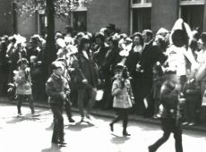 3994.Zuchy z Przedszkola nr 2 w Gostyniu w pochodzie pierwszomajowym (1972 r.)