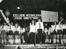 3996.SZKOLA-MIASTU, koncert slowno-muzyczny dla mieszkancow Gostynia w wykonaniu uczniow Liceum Ogolnoksztalcacego (15 stycznia 1975 r.), na scenie chor i recytatorzy Jolanta Pawlak i Wojciech Grzymislawski