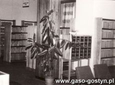 4002.Powiatowa i Miejska Biblioteka Publiczna w Gostyniu (1972 r.) - wypozyczalnia dla doroslych