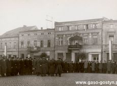 401.Rocznica Powstania Wlkp - 1959r. w Gostyniu, raport przyjmuje gen. Taczak.