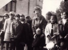 4010.Czlonkowie zespolu kukielkowego Plastus dzialajacego przy Bibliotece Dzieciecej (Oddzial Powiatowej i Miejskiej Biblioteki w Gostyniu) w drodze do Poznania zwiedzili zamek w Korniku (15 maja 1968 r.)