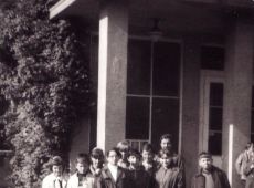 4012.Czlonkowie zespolu kukielkowego Plastus dzialajacego przy Bibliotece Dzieciecej (Oddzial Powiatowej i Miejskiej Biblioteki w Gostyniu) na wycieczce w Poznaniu (15 maja 1968 r.)-zwiedzanie palmiarni.