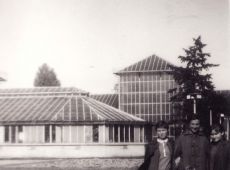 4014.Czlonkowie zespolu kukielkowego Plastus dzialajacego przy Bibliotece Dzieciecej (Oddzial Powiatowej i Miejskiej Biblioteki w Gostyniu) na wycieczce w Poznaniu (15 maja 1968 r.)-zwiedzanie palmiarni.
