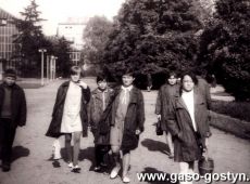 4015.Czlonkowie zespolu kukielkowego Plastus dzialajacego przy Bibliotece Dzieciecej (Oddzial Powiatowej i Miejskiej Biblioteki w Gostyniu) na wycieczce w Poznaniu (15 maja 1968 r.)-zwiedzanie palmiarni.