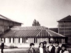 4016.Czlonkowie zespolu kukielkowego Plastus dzialajacego przy Bibliotece Dzieciecej (Oddzial Powiatowej i Miejskiej Biblioteki w Gostyniu) na wycieczce w Poznaniu (15 maja 1968 r.)-zwiedzanie palmiarni.