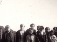 4017.Czlonkowie zespolu kukielkowego Plastus dzialajacego przy Bibliotece Dzieciecej (Oddzial Powiatowej i Miejskiej Biblioteki w Gostyniu) na wycieczce w Poznaniu (15 maja 1968 r.)
