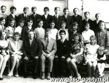 404.Absolwenci SP 1 w Gostyniu wraz z gronem pedagogicznym (1970r.)-kl.VIIIa wych.Tomasz Kolan