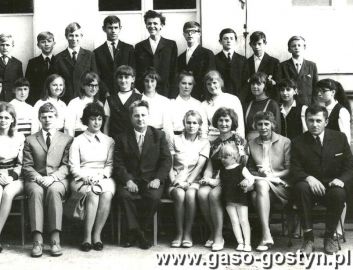 405.Absolwenci SP 1 w Gostyniu wraz z gronem pedagogicznym (1970r.)-kl.VIIIb wych.Ewa Krawiec