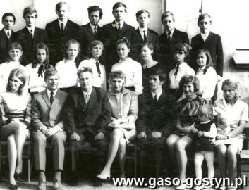 406.Absolwenci SP 1 w Gostyniu wraz z gronem pedagogicznym (1970r.)-kl.VIIIc wych. Jan Mruk