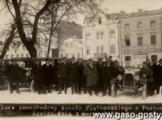 4079.W kursie samochodowym szkoly Piatkowskiego z Poznania w Rawiczu wzial udzial Teofil Halas (w okularach), wlasciciel fabryki mebli w Krobi (Rawicz, 4 marca 1935 r.)