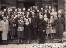 4120.Seminarium bibliotekarzy czterech powiatow (Gostyn, Jarocin, Leszno, Koscian)-przed gmachem Miejskiej Rady Narodowej (ratuszem) w Gostyniu, 1954 r.