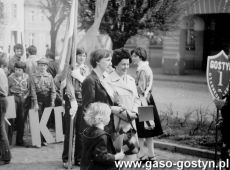 4135. Nauczycielki i uczniowie Szkoly Podstawowej nr 1 w Gostyniu w pochodzie 1-majowym (1980 r.).JPG