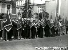 4140.Poczty sztandarowe strazakow ochotnikow przed trybuna pierwszomajowa (Gostyn, ul.Marchlewskiego, 1 maja 1988 r.)