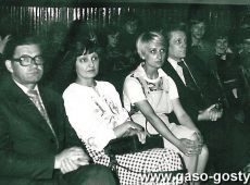 415. 1978r.- obchody 700-lecia Gostynia w GOK Hutnik w wykonaniu uczniow SP 2 (od lewej Zygmunt Jagla, Barbara Janke, Barbara Konieczna i dyr Marian Kluczyk)