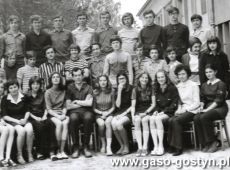 4151.Liceum Ogolnoksztalcace w Gostyniu - klasa IV a z wychowawca Marianem Bosakowskim (1976 r.)