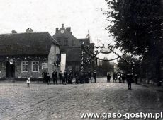 4151.Piaski - brama wybudowana na powitanie kardynala Augusta Hlonda (17 maja 1928 r.)