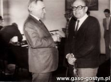 4160.Biblioteka w Gostyniu (21 maja 1987 r.)-spotkanie dzialaczy kultury (A.Starosta-kierownik Delegatury RUCH w Gostyniu i przew. Kola Przyjaciol Biblioteki, Fr.Glura -z-ca prezesa Gostynskiego Towarzystwa Kulturalnego)