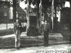 4162.Warta harcerzy przy pomnikiu powstancow wielkopolskich przed  Domem Kultury w Gostyniu (1976 r.)