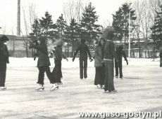 4185.Mlodziez Liceum Ogolnoksztalcacego w Gostyniu na lodowisku (1977 r.)