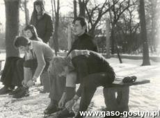 4186.Mlodziez Liceum Ogolnoksztalcacego w Gostyniu na lodowisku (1977 r.)