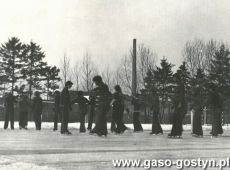 4187.Mlodziez Liceum Ogolnoksztalcacego w Gostyniu na lodowisku (1977 r.)