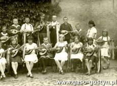 4206.Theodor Drews (kierownik szkoly), jego zona Elisabeth (nauczycielka) oraz zespol mandolinistow Niemieckiej Prywatnej Szkoly w Gostyniu (1931 r.)