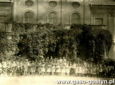4207.Uczniowie Niemieckiej Prywatnej Szkoly z Gostynia przed palacem w Pepowie (1930 r.)
