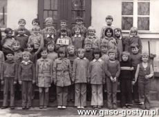 4212.Uczniowie klasy I Szkoly Podstawowej w Daleszynie z wychowawczynia Teresa Pietraszewska (1978 r.)