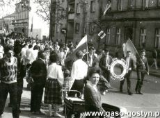 4222.Uczniowie Zespolu Szkol Zawodowych w Gostyniu w pochodzie 1-majowym (1988 r.)