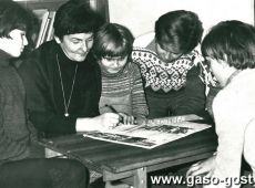 4231.VIII Festiwal Filmow o Bolku i Lolku - Zakladowy Dom Kultury Hutnik w Gostyniu (1979 r.), red. Ewa Kulig z SFR w Bielsku-Bialej rozdaje autografy wielbicielom tytulowych postaci serialu