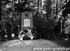 4234.Pomnik w lesie przy drodze z Trzebani do Kakolewa upamietniajacy powstancow wielkopolskich 6 Pulku Strzelcow Wlkp., ppor. Waclawa Andrzejewskiego i ppor. Leona Wlodarczaka