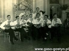 4268. Koncert uczniowskiego zespolu mandolinistow w auli Gimnazjum w Gostyniu (lata 30. XX wieku)