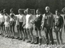 4281.Pilkarska reprezentacja Liceum Ogolnoksztalcacego w Gostyniu w meczu z II Liceum Ogolnoksztalcacym z Leszna (stadion w Gostyniu, 1992 r.)